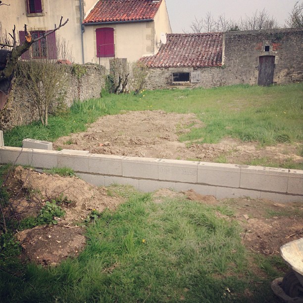 Les premiers parpaings du muret de la piscine
