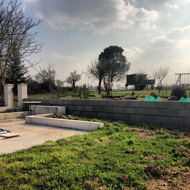 Le muret de la piscine avance
