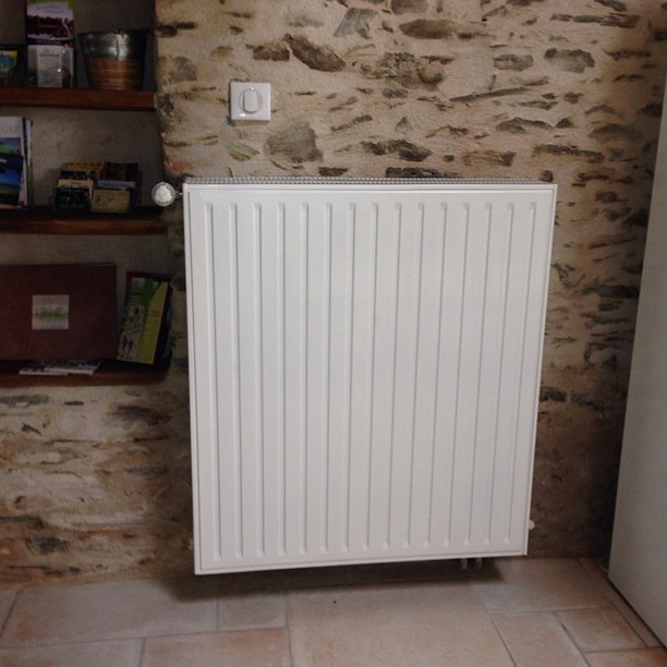 Déplacement du radiateur effectué pour le nouveau frigo = gaine d'électricité touchée = du travail en électricité