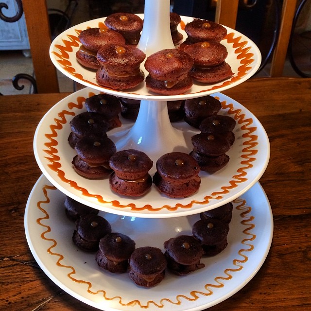 Petits fondants au chocolat sauce caramel au beurre salé façon macaron