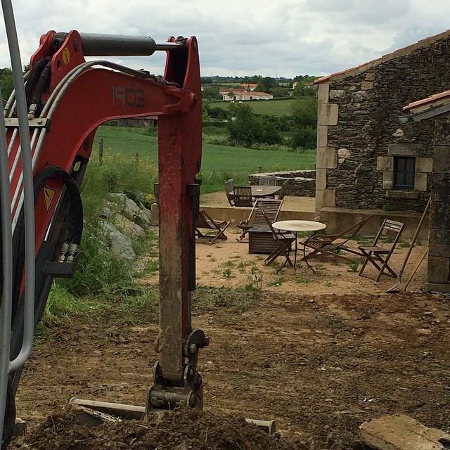 Destruction du muret entre le Quatrain et le spa pour la création de la terrasse du spa en béton désactivé