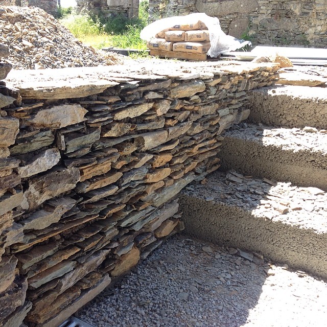 Parement pierres du muret des escaliers de l'entrée du gite quatrain