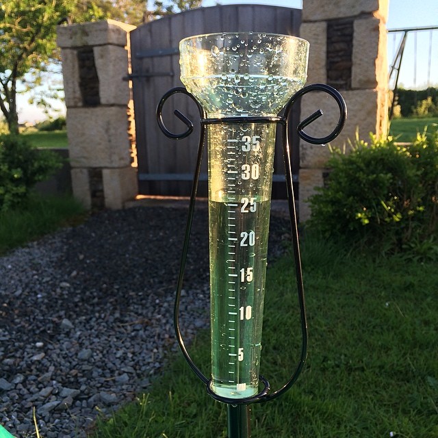 Deux jours que le pluviomètre est installé, deux jours de pluie. Si demain il pleut, je l'enlève !