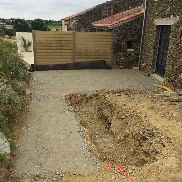 Préparation de la terrasse du gîte quatrain