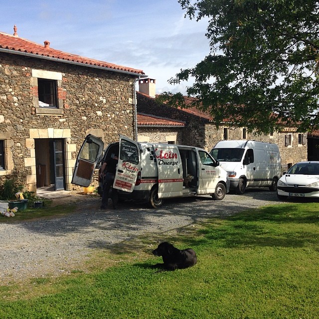 Aujourd'hui fourmilière au gîte: terrassier, carreleur, menuisier, peintre, monteur de cuisine, paysagiste