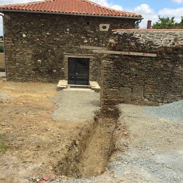 Fouille pour la semelle de fondation du mur du parking