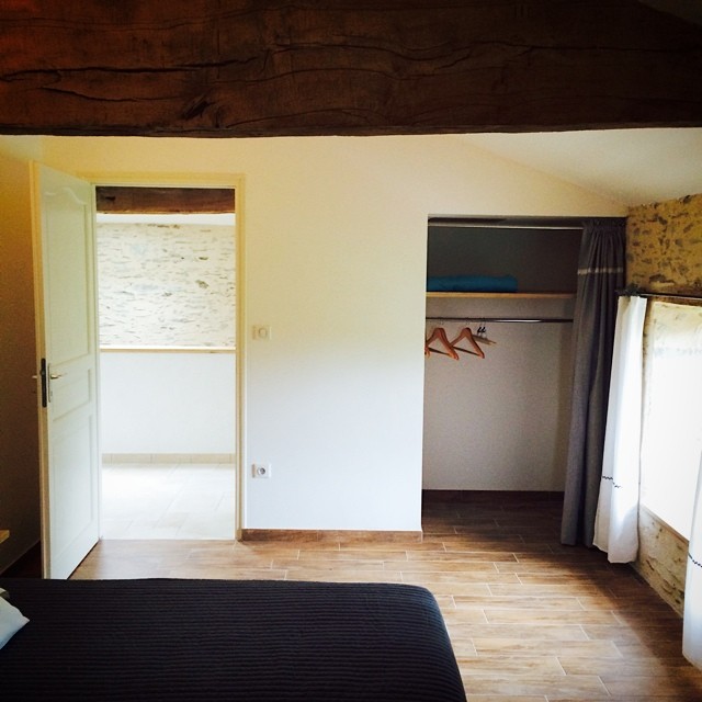 Le placard de la chambre 1 du gîte Quatrain