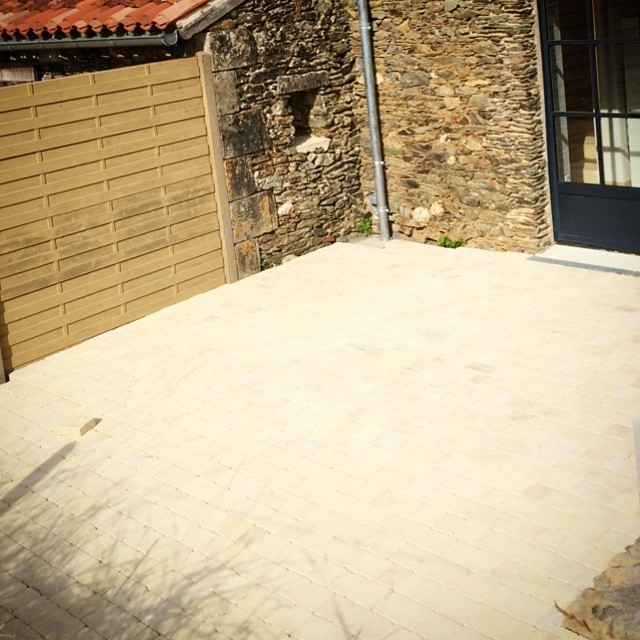 La terrasse ouest du gîte Quatrain prend forme