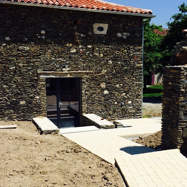 Cheminement de l'entrée du gîte Quatrain