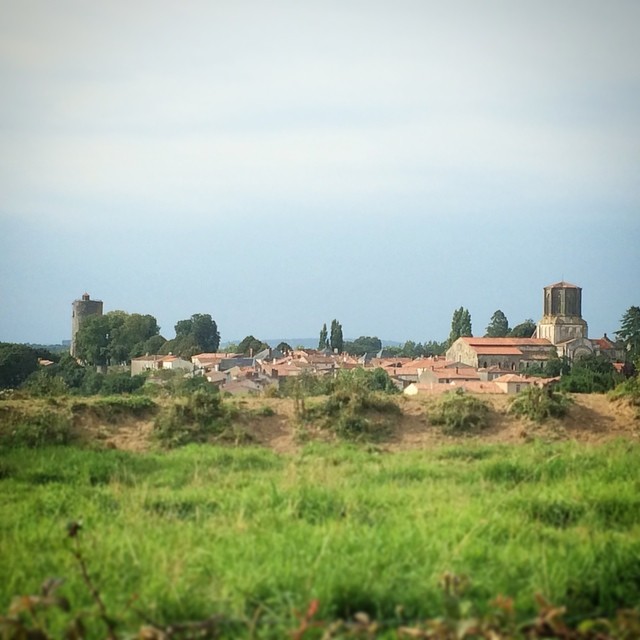 Après Mervant, l'incontournable Vouvant ! Église et Tour Mélusine