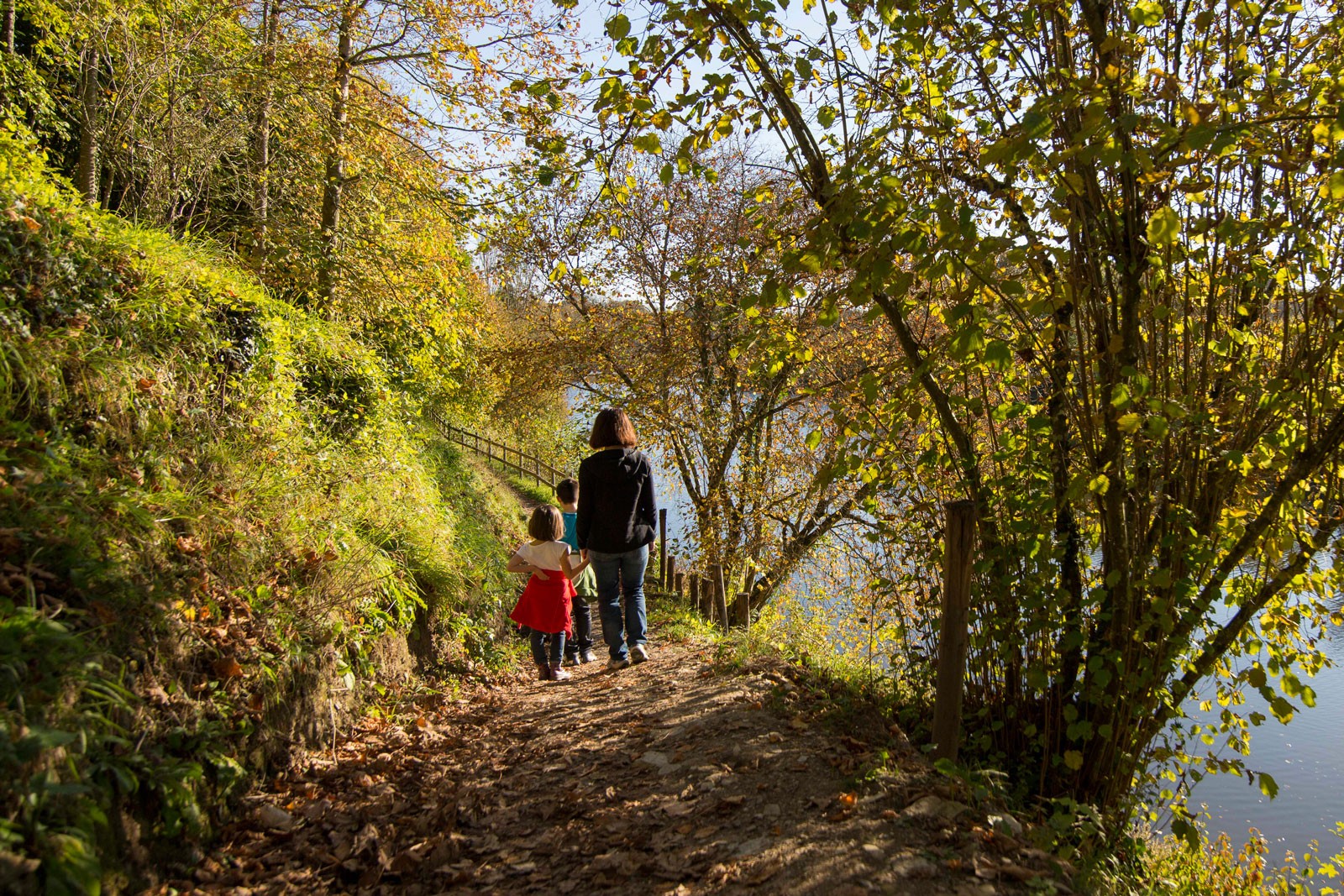 Promenade en famille à Vouvant ©Mehdi-Media