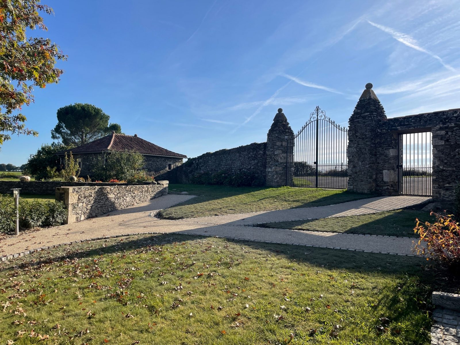 Cheminement béton désactivé gîtes La Bréjolière