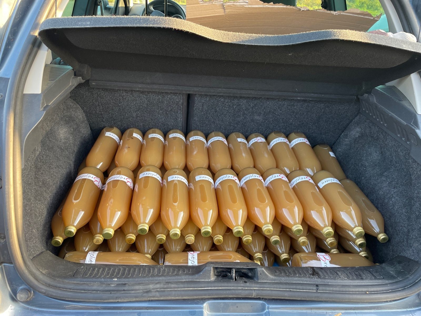 Transport bouteille de Jus de pomme gîtes La Bréjolière 